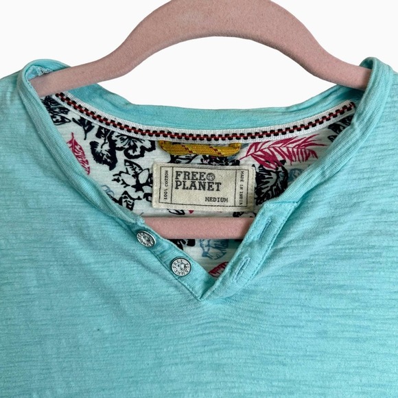 Free Planet Shirt Men’s sz. M Blue Short Sleeve 100% Cotton 2 Buttons - Picture 2 of 8